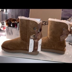 Ugg customizable Bailey Bow short (Size 6)